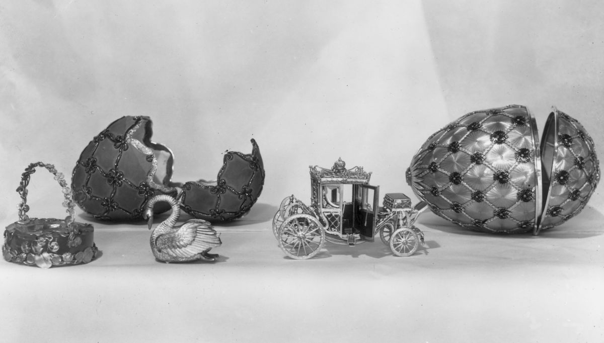 Junio de 1935: Huevos de Fabergé ricamente decorados y muy ornamentados, adornados con oro y piedras preciosas, fotografiados como parte de una exposición de arte ruso.