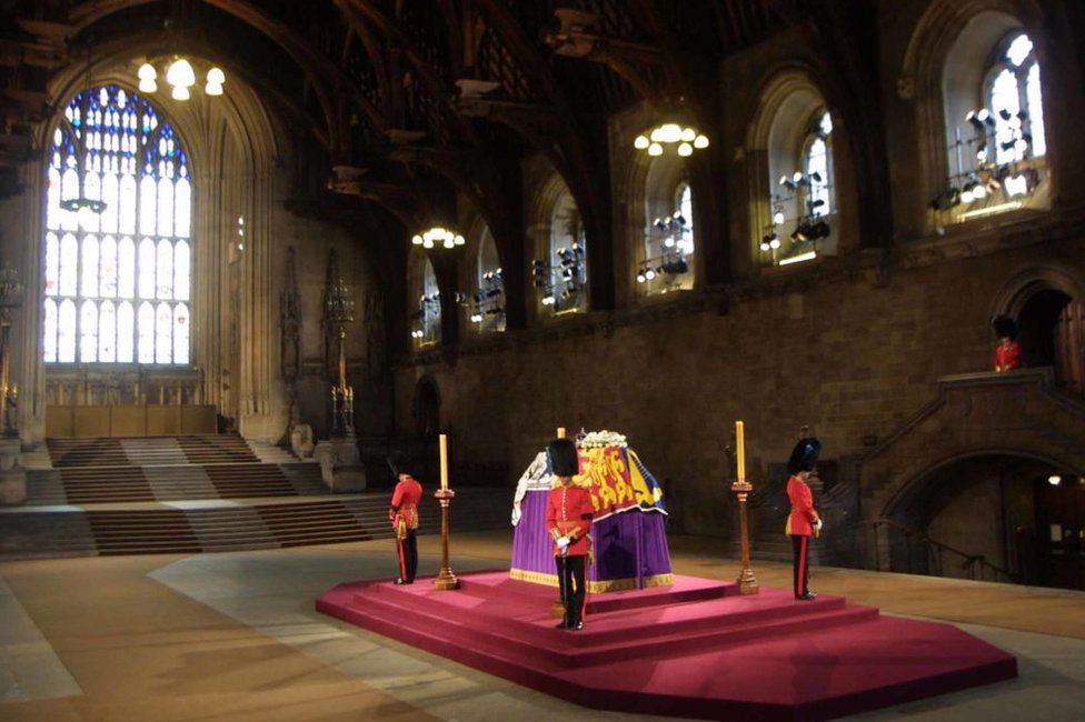 La reina madre fue velada en el Salón de Westminster en 2002.