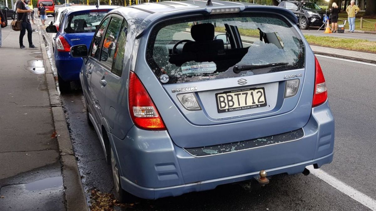 Primero inició con el parabrisas y posteriormente se siguió con el cofre.