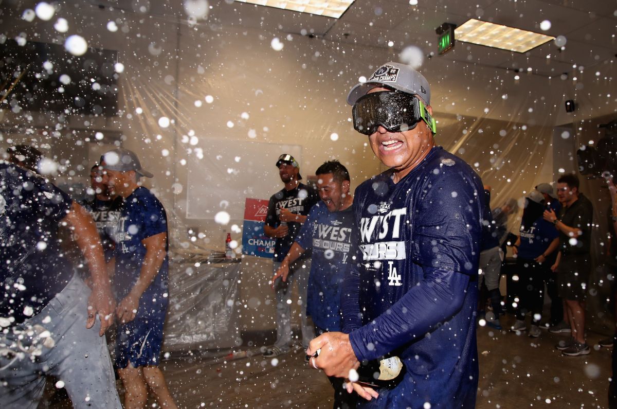 El manager Dave Roberts dio inicio a la celebración en el vestidor de los Dodgers en Phoenix.