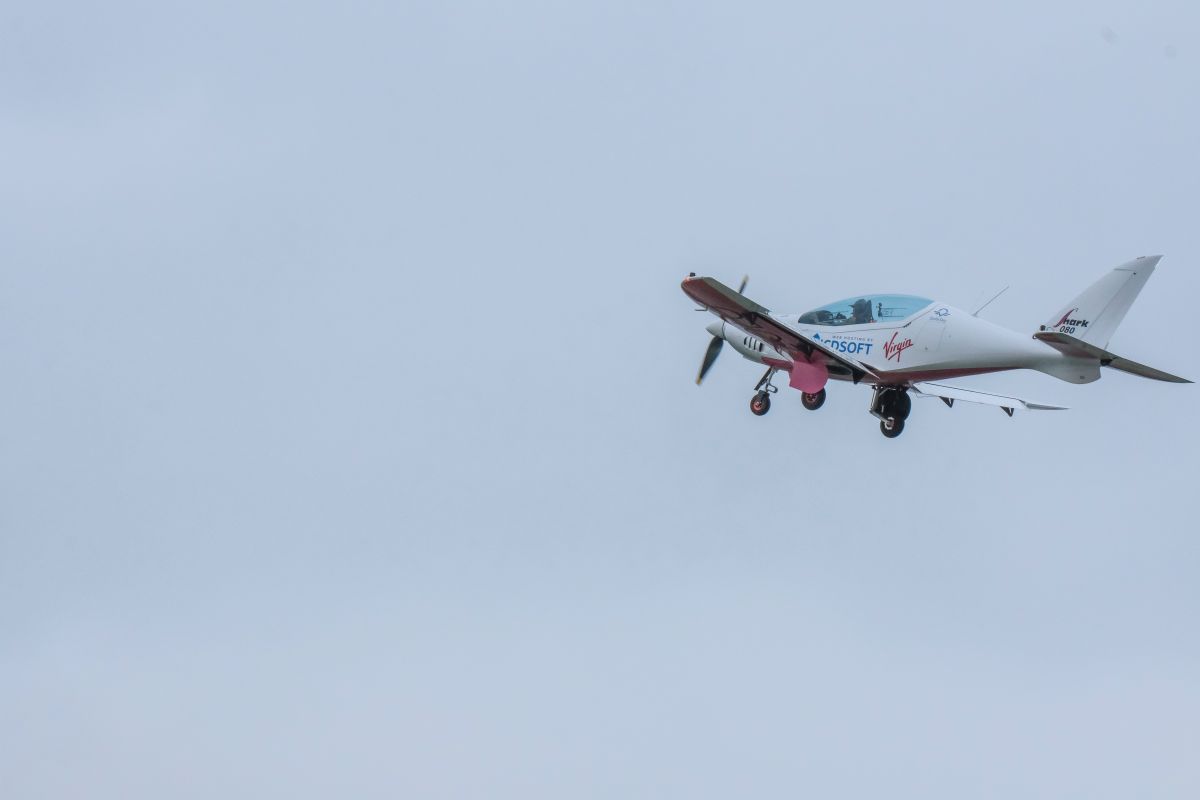 El piloto estuvo volando en círculos sobre la pequeña ciudad durante más de una hora.