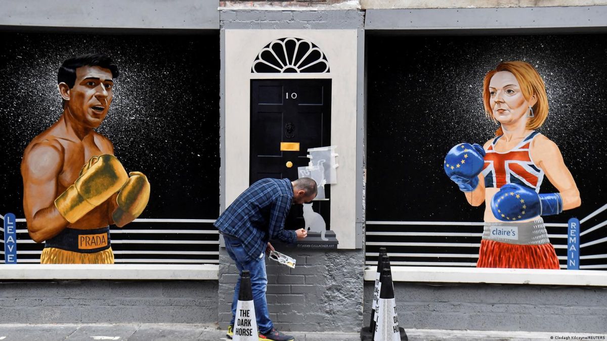 Un mural representa a Truss y su contendiente en la elección interna de los 'tories', Rishi Sunak, en Londres.