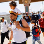 Migrantes tras ser detenidos en El Paso, Texas, el 12 de septiembre.