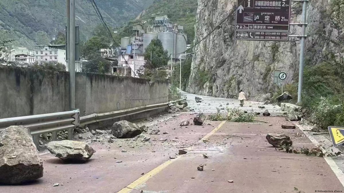 Rocas caídas sobre una carretera cerca del pueblo de Lengqi, en el condado de Luding, en la provincial suroccidental de Sichuan.