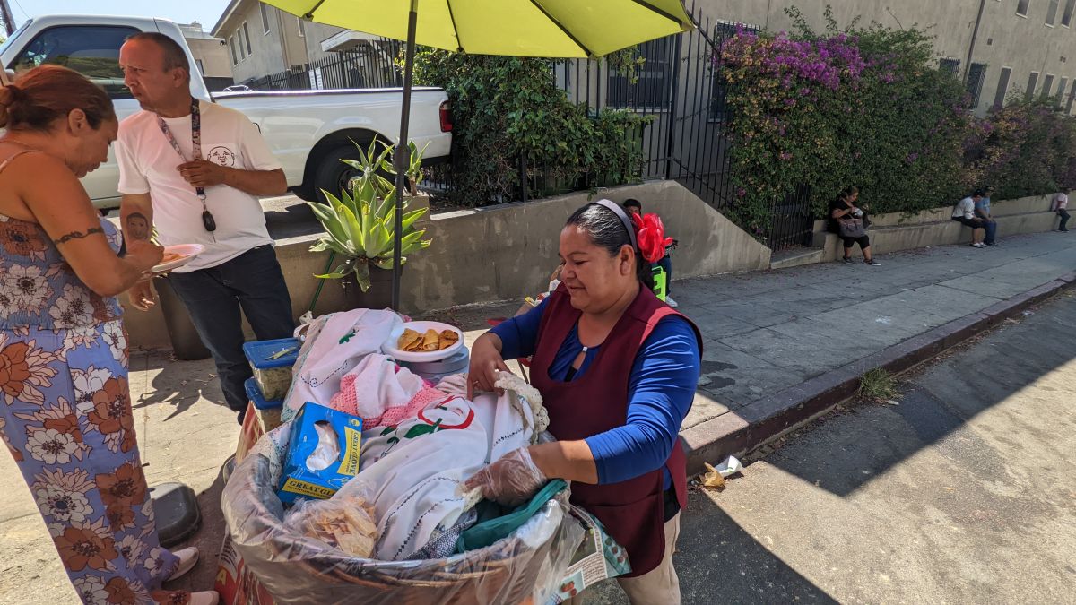 Verenay Lagos  es originaria de Hildago y lleva 16 años vendiendo tacos. (Jacqueline García/La Opinión)