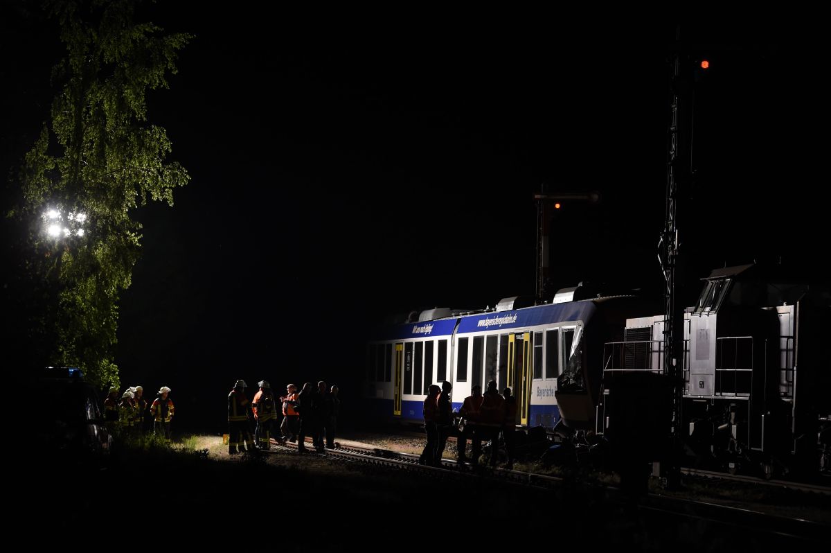 Los policías colocaron a la detenida en el asiento trasero de una patrulla que fue embestida por un tren de carga.