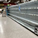 Estantes vacíos en el pasillo del agua reciben a los compradores en un supermercado en Kissimmee, Florida.