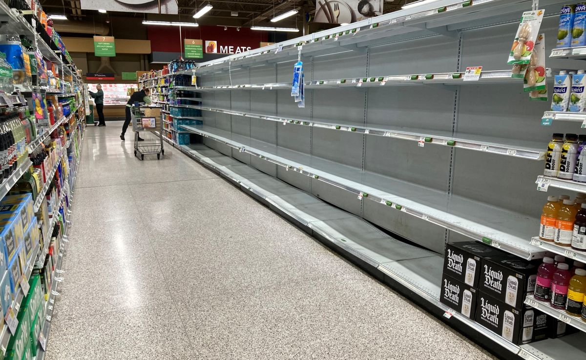 Estantes vacíos en el pasillo del agua reciben a los compradores en un supermercado en Kissimmee, Florida.