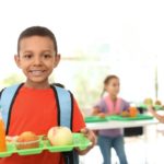 Si fuiste beneficiario del Programa de Asistencia Nutricional Suplementaria (SNAP) o la Asistencia Temporal para Familias Necesitadas (TANF), tus hijos califican de manera automática para recibir comidas escolares gratuitas.