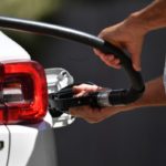 Si bien la gasolina tuvo caídas sostenidas durante varias semanas, el precio promedio nacional sigue siendo más caro si se compara con el de hace un año, cuando el galón costaba $3.192 dólares.