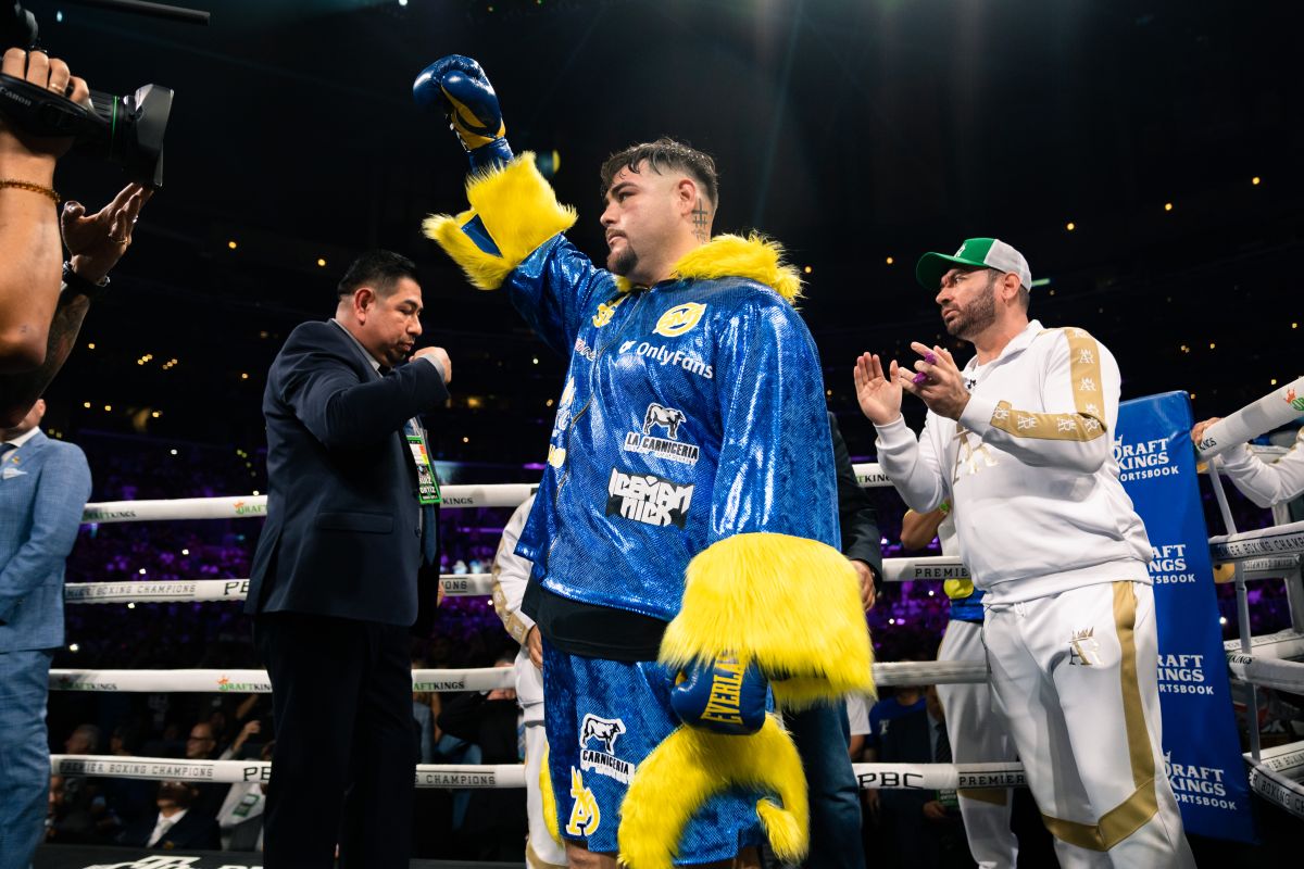 Andy Ruiz portó el patrocinio de Only Fans en su vestimenta a la altura del pecho.