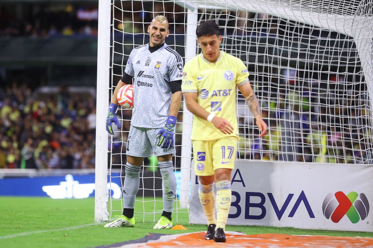 Alejandro Zendejas (d) del América bajo la mirada de Nahuel Gúzman (i), de Tigres.