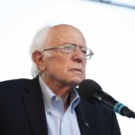 El senador Sanders le aconseja a los demócratas que hablen de otros temas importantes antes de las elecciones.
