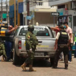 Policías y militares hacen redadas en las calles bajo el estado de excepción.