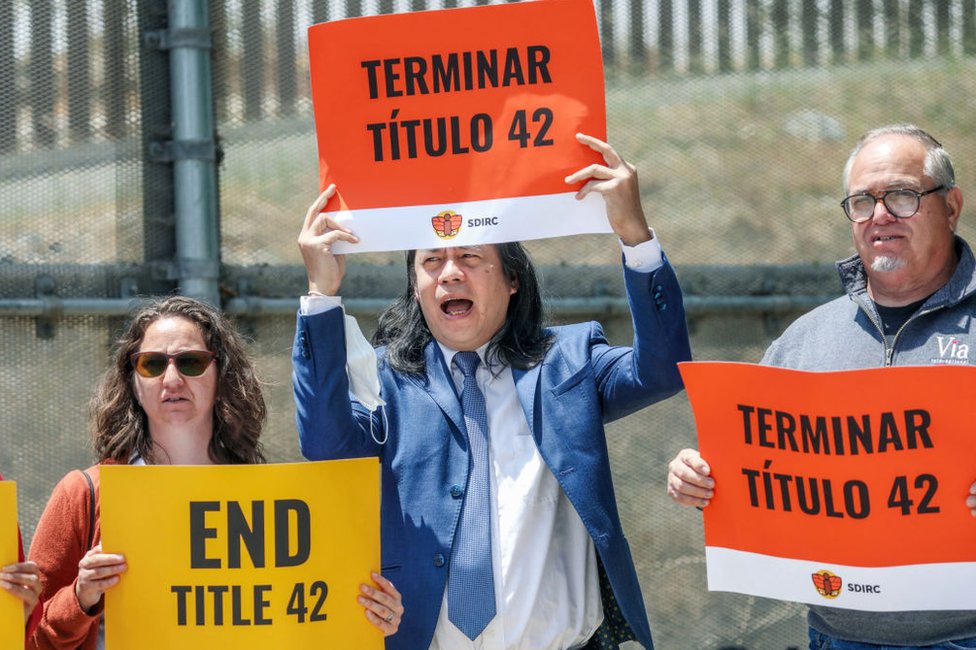 Manifestantes piden que se termine el Título 42.