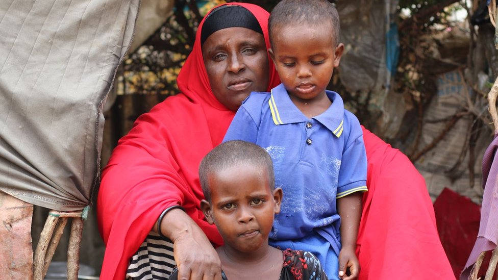 Sharifo Hassan Ali con sus hijos.