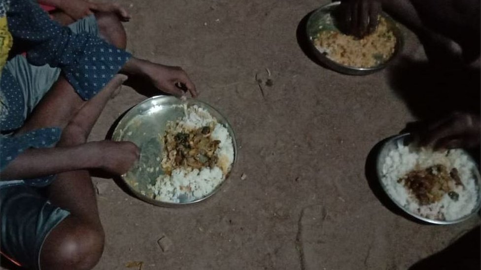 Irules comiendo carne de rata con arroz.