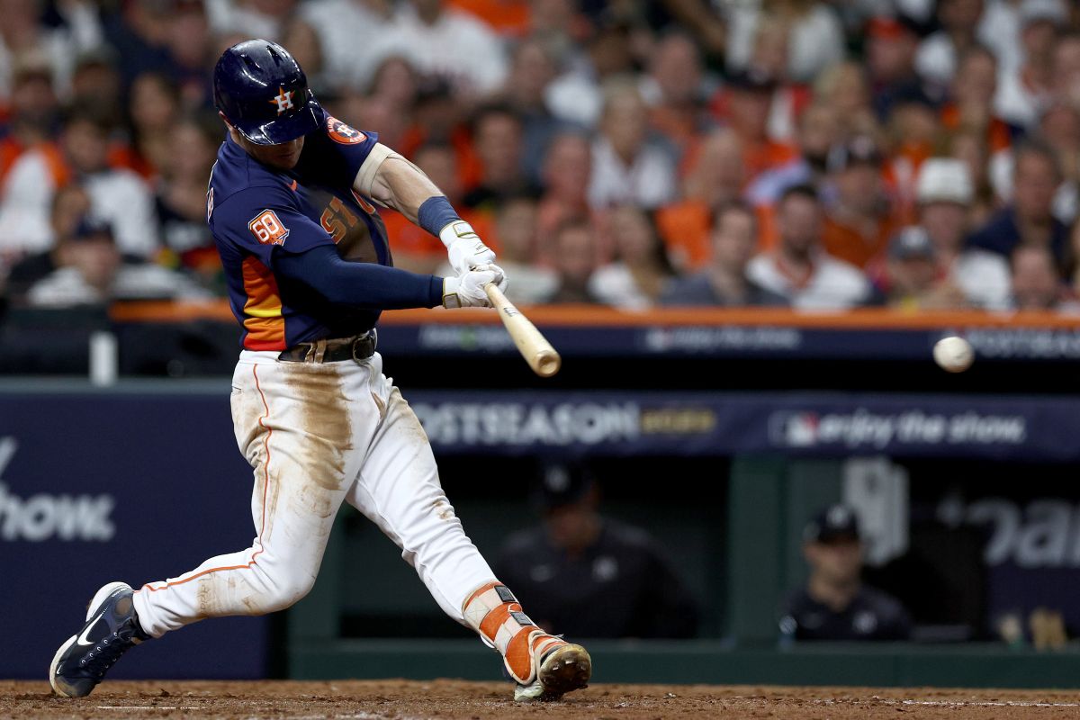 El tercera base de los Astros de Houston, Alex Bregman conectando el cuadrangular ante los Yankees de Nueva York en el segundo juego de la serie de Playoffs. 