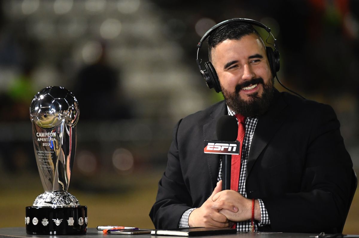 El periodista de ESPN Álvaro Morales durante un partido de la Liga de Ascenso en México. 