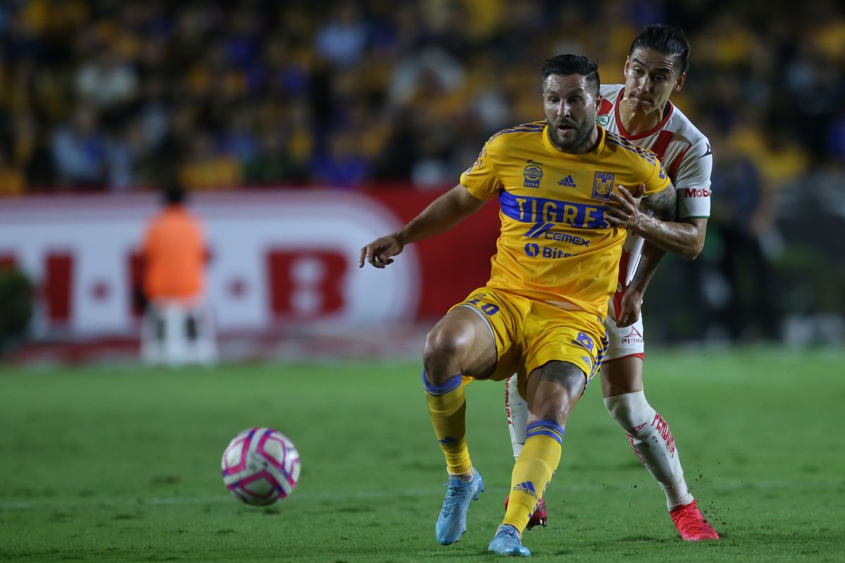 Gignac disputa el balón en el duelo entre Tigres y Necaxa.