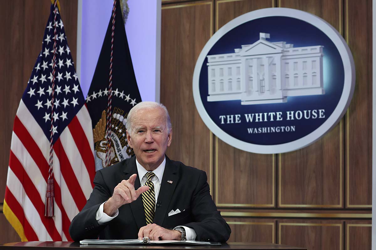 El presidente Biden critica a reportero durante evento.