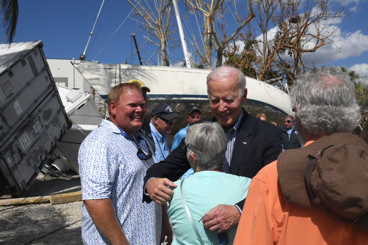 Biden se reunió con residentes de Fort Myers que sufrieron pérdidas por el huracán Ian.