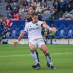 Chicharito disputa un balón en el juego del Galaxy contra el Nashville.