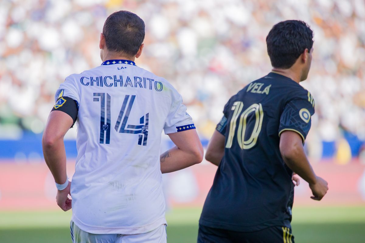 Javier 'Chicharito' Hernández (i), del LA Galaxy; y Carlos Vela (d), del LAFC, futbolistas mexicanos y jugadores franquicias de ambos clubes.