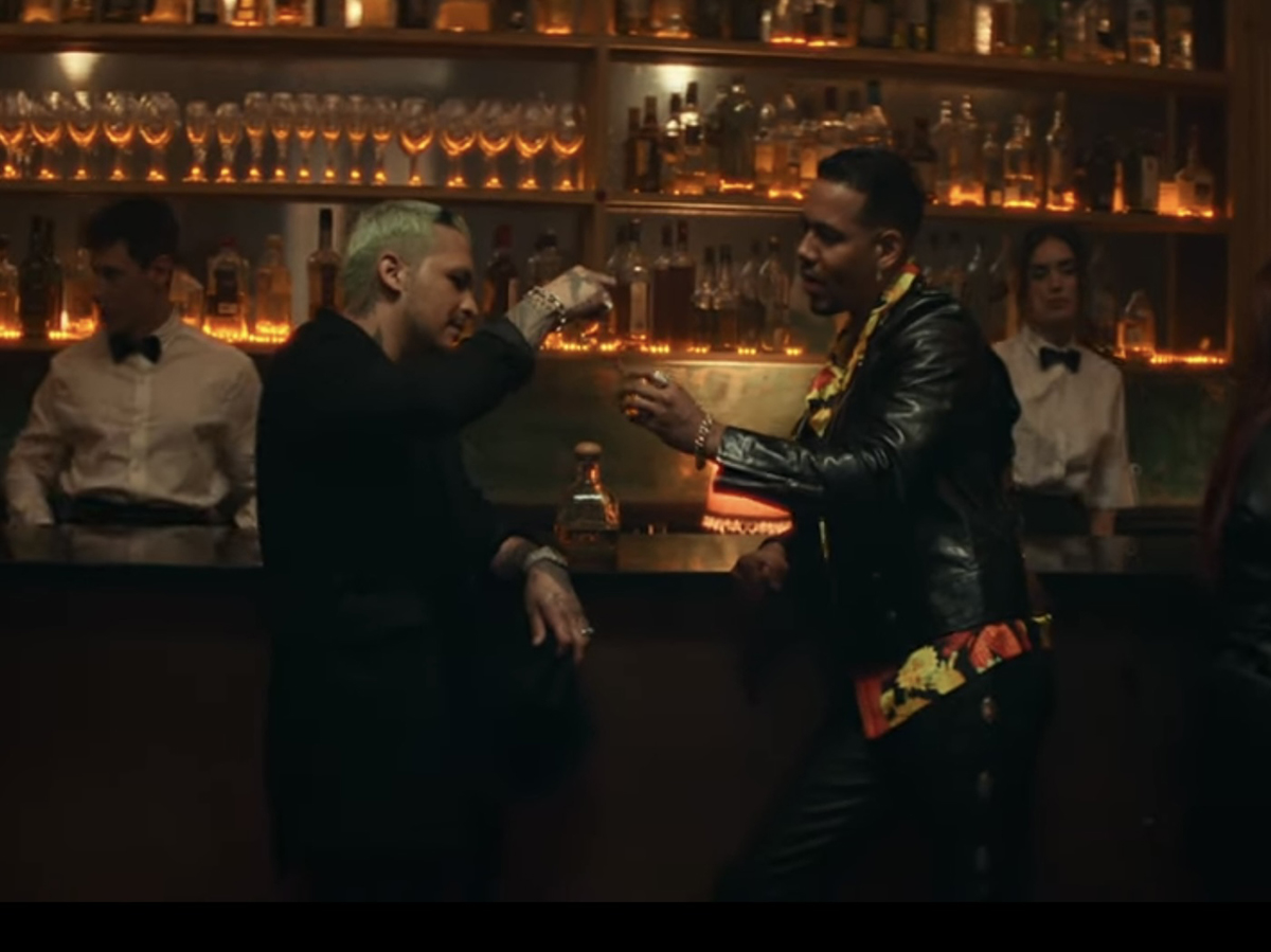 Romeo Santos y Christian Nodal en el video 'Me Extraño'.