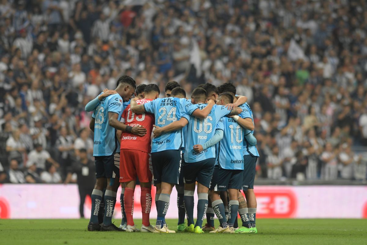 Los Tuzos de Pachuca antes del duelo ante Rayados. 