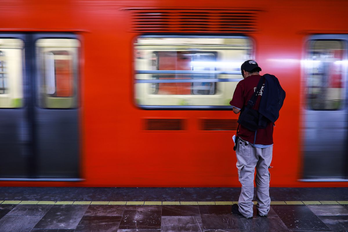 Al ser enfrentado por otros usuarios del Metro tras acosar a una mujer, el hombre sacó una navaja de entre sus pertenencias y comenzó a amenazar a quienes lo señalaban