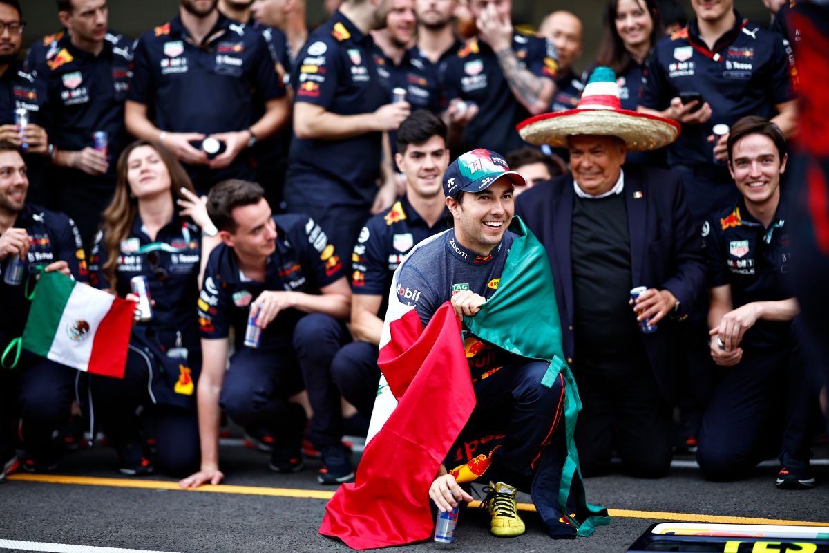 Sergio 'Checo' Pérez celebra su tercer lugar en el GP de México de Fórmula 1 2022.