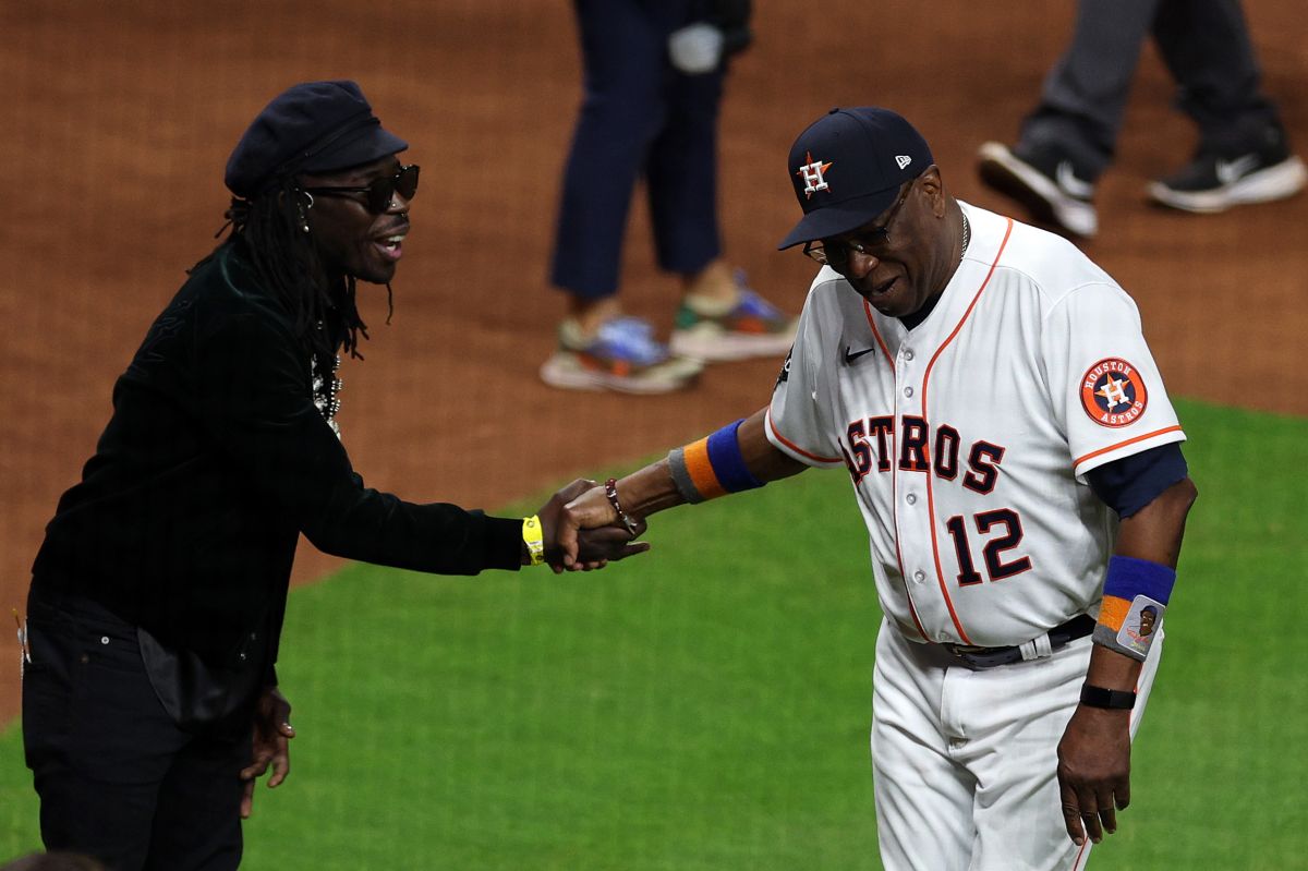 Eric Burton saluda al mánager de los Astros.