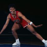 Lynette Woodard #6, Point Guard del equipo de baloncesto femenino de los Estados Unidos durante una sesión de fotos de retratos alrededor de 1990 en el estadio cubierto Allen Fieldhouse en el campus de la Universidad de Kansas en Lawrence, Kansas, Estados Unidos.