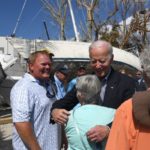 Biden se reunió con residentes de Fort Myers que sufrieron pérdidas por el huracán Ian.