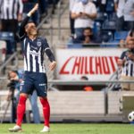 El delantero de Rayados de Monterrey, Rogelio Funes Mori celebra un gol ante Toluca en la Liga MX.