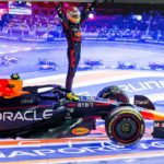 Sergio Pérez de México y Red Bull Racing celebran terminar en primera posición durante el Gran Premio de F1 de Singapur en el circuito urbano de Marina Bay el 2 de octubre de 2022 en Singapur.