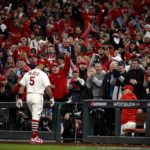 Albert Pujols sale del juego en el octavo inning tras batear su último hit en las Ligas Mayores.