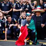 Sergio 'Checo' Pérez celebra su tercer lugar en el GP de México de Fórmula 1 2022.