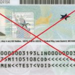 Los oficiales de USCIS pueden negar una 'green card' si el inmigrante tiene un récord criminal o faltas administrativas.