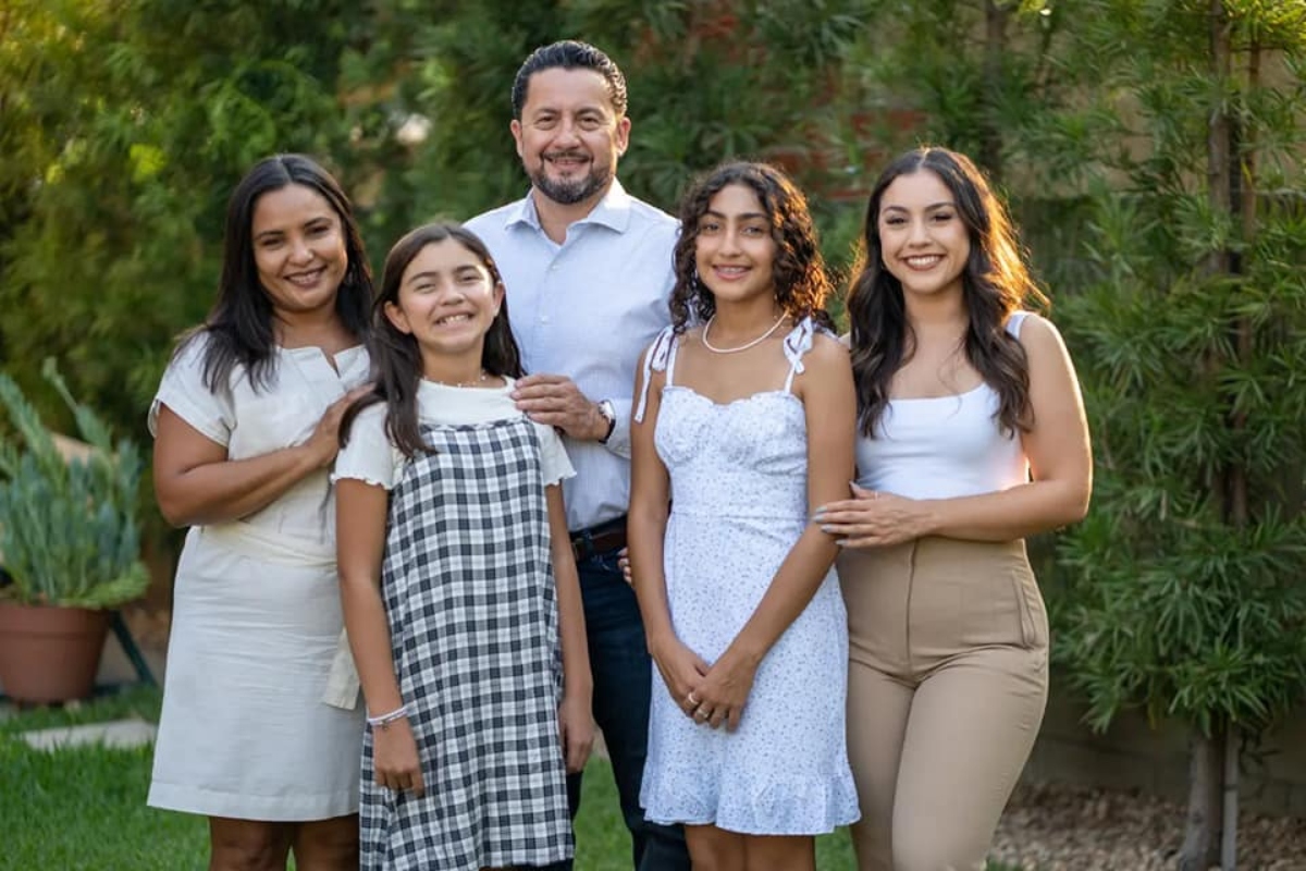 Gustavo Camacho con su familia.