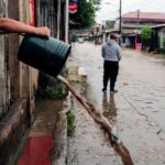 Un residente saca agua con baldes de su casa tras el paso del huracán Julia en la ciudad de Bluefields, en la costa caribeña de Nicaragua.