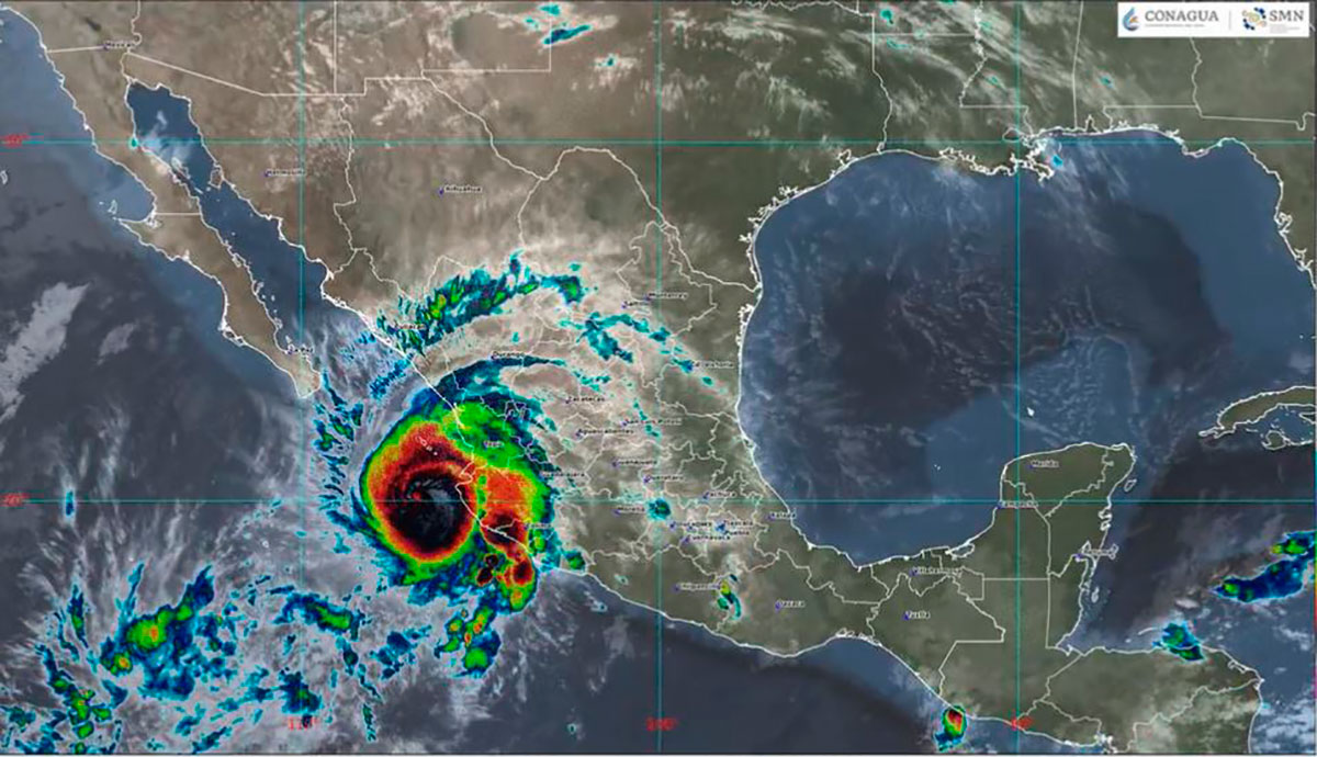 Huracán Roslyn impacta en Nayarit, México.