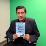 El reportero de televisión Juan Carlos González presenta su libro Por qué lo hiciste hijo. (Araceli Martínez/La Opinión)