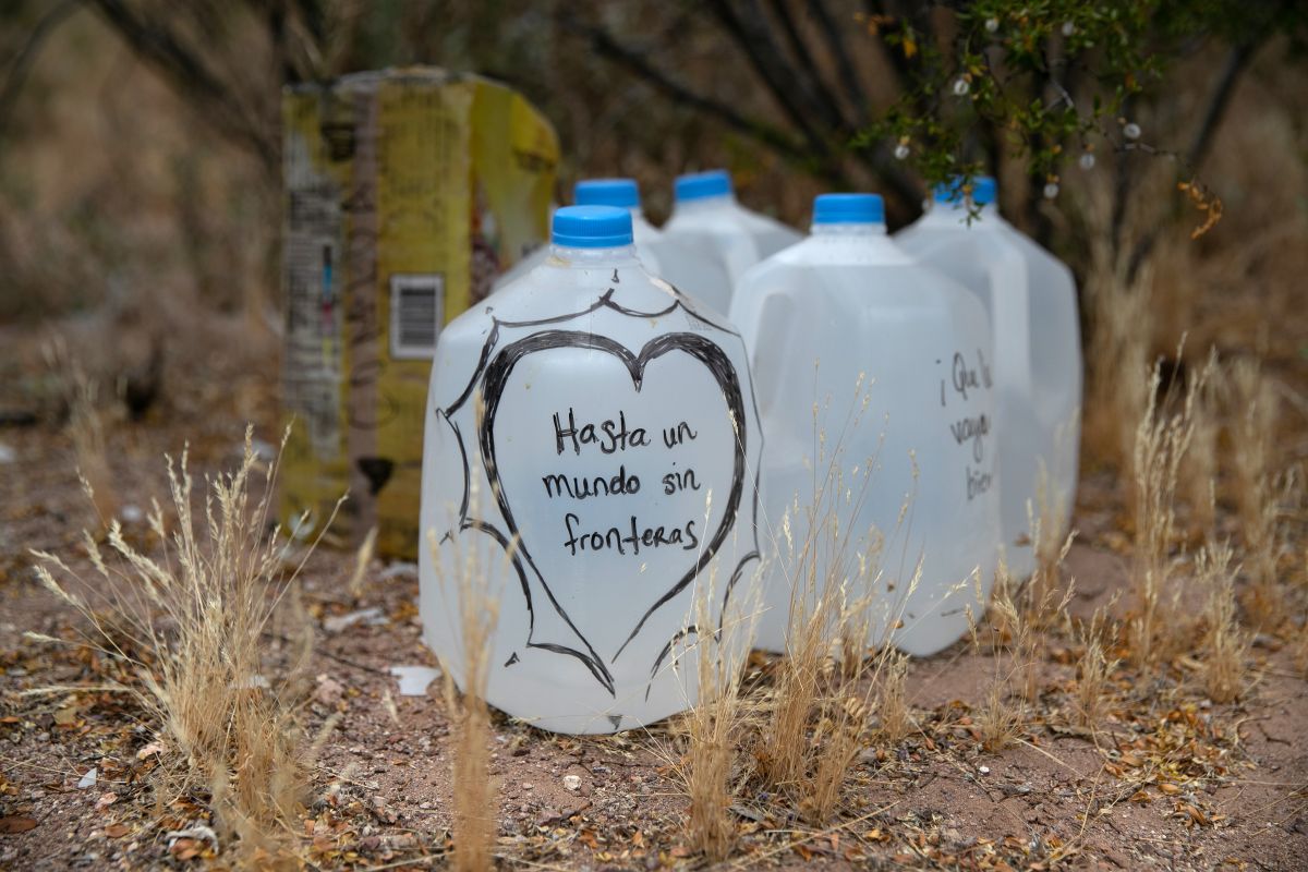 Grupos humanitarios ayudan con agua a los inmigrantes, otros esperan para matarlos cuando cruzan la frontera.