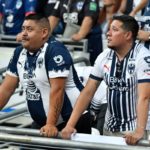 Fanáticos de Rayados de Monterrey presenciando el duelo ante Tuzos de Pachuca en el Estadio BBVA.