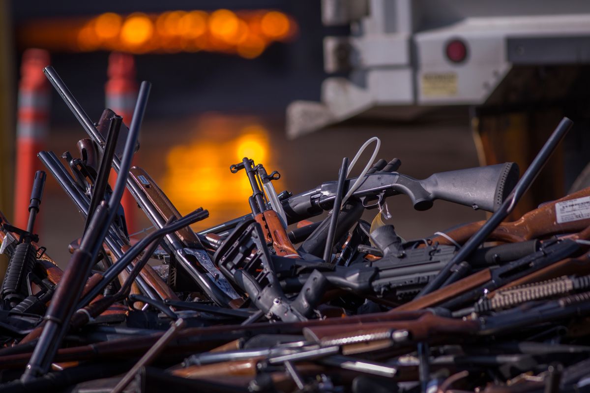 Unas 3,500 armas confiscadas a criminales, a punto de ser destruidas en la acería Gerdau. el 19 de julio de 2018 en Rancho Cucamonga, California.