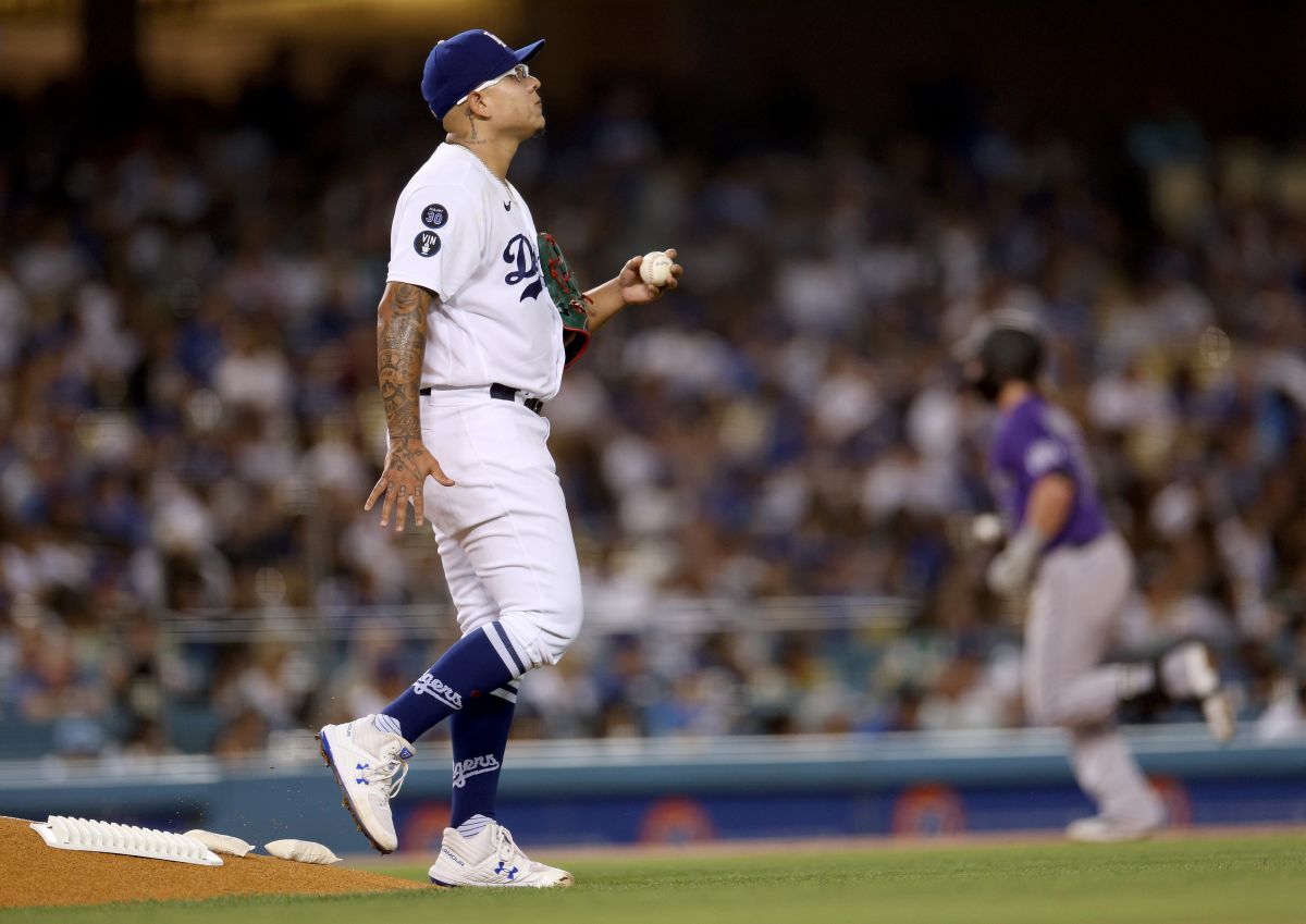 Julio Urías reacciona tras recibir un jonrón de Brendan Rodgers, de los Rockies, en el primer inning.