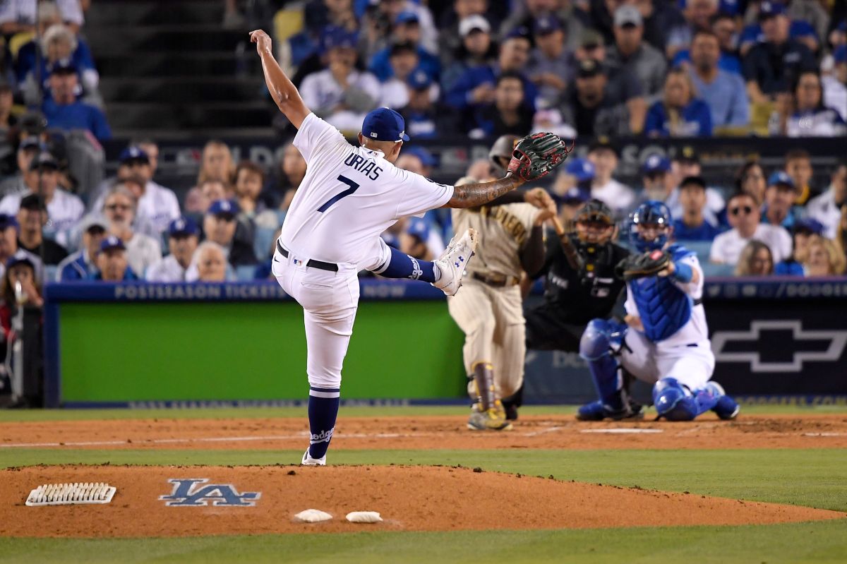 Julio Urías lanza durante el tercer inning del primer juego de la Serie Divisional contra los Padres.