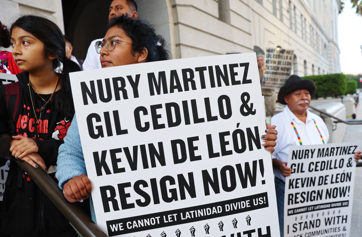 Personas manifiestaron frente al Ayuntamiento para pedir la renuncia de los miembros del Concejo Municipal de Los Ángeles Kevin de Leon y Gil Cedillo a raíz de una grabación de audio filtrada el 12 de octubre de 2022 en Los Ángeles, California.